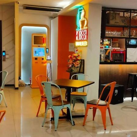 Tab Capsule Hotel - Kayoon Surabaya Exterior foto